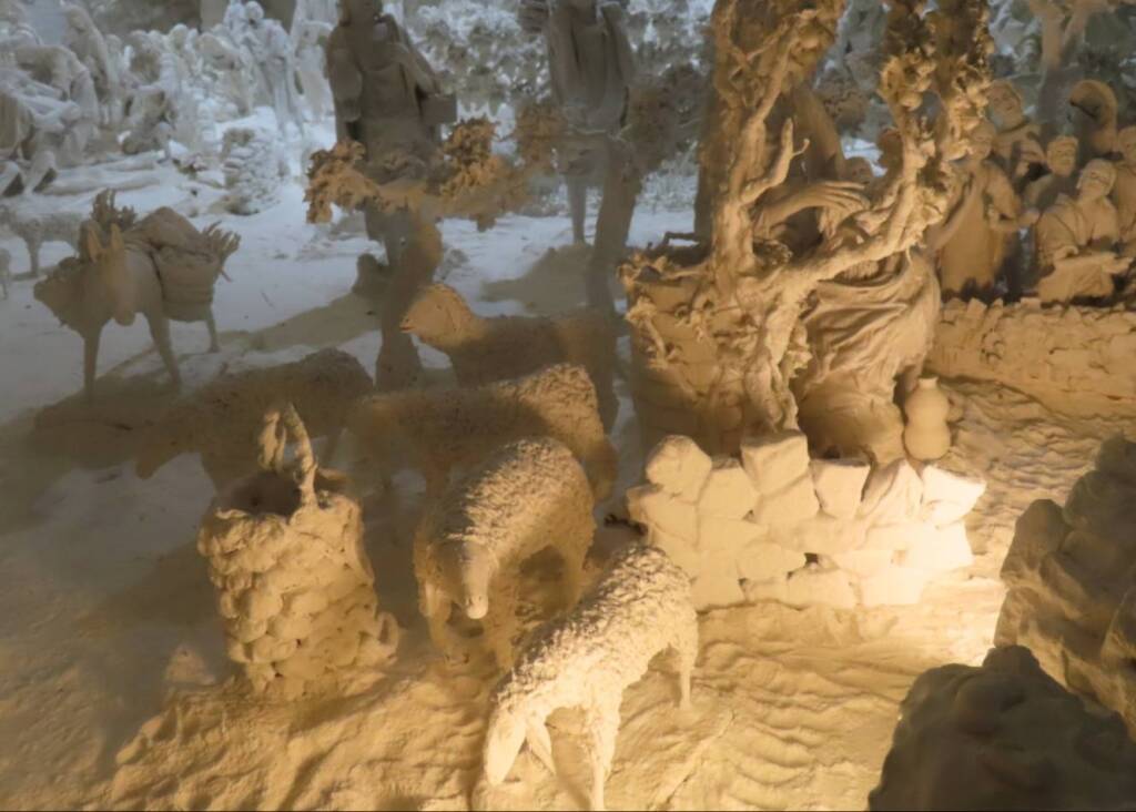 Il presepe di gesso e garze che porta il Natale all'Ospedale di Circolo di Varese