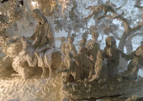 Il presepe di gesso e garze che porta il Natale all’Ospedale di Circolo di Varese