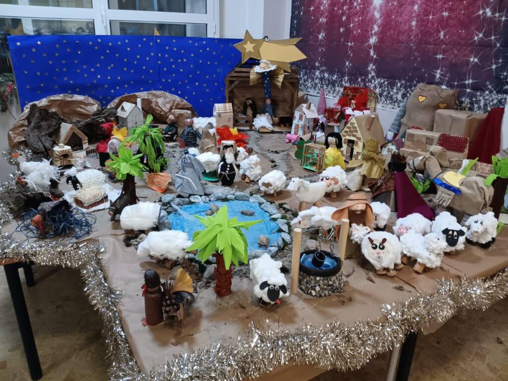 Il presepe "fatto a casa" all'asilo di Crenna