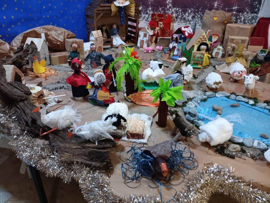 Il presepe "fatto a casa" all'asilo di Crenna
