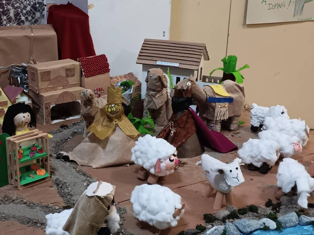 Il presepe "fatto a casa" all'asilo di Crenna