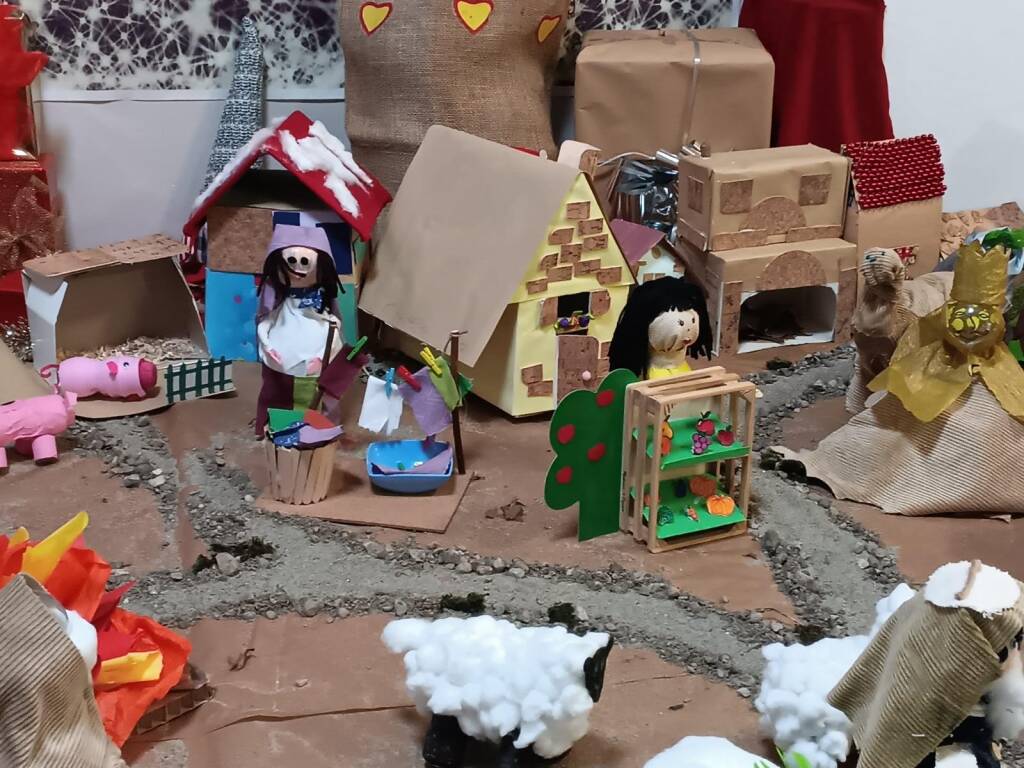 Il presepe "fatto a casa" all'asilo di Crenna