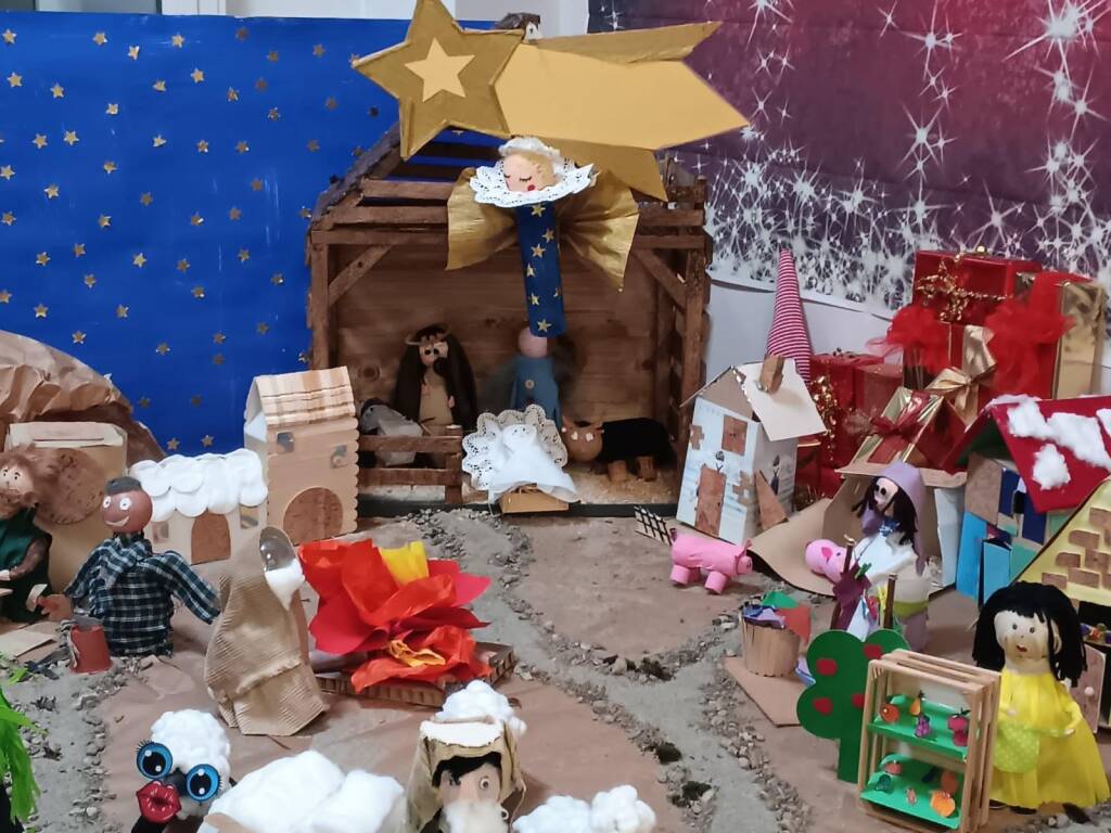 Il presepe "fatto a casa" all'asilo di Crenna