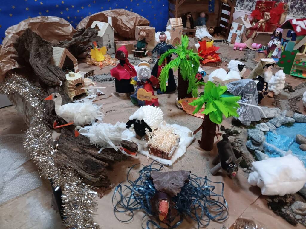 Il presepe "fatto a casa" all'asilo di Crenna