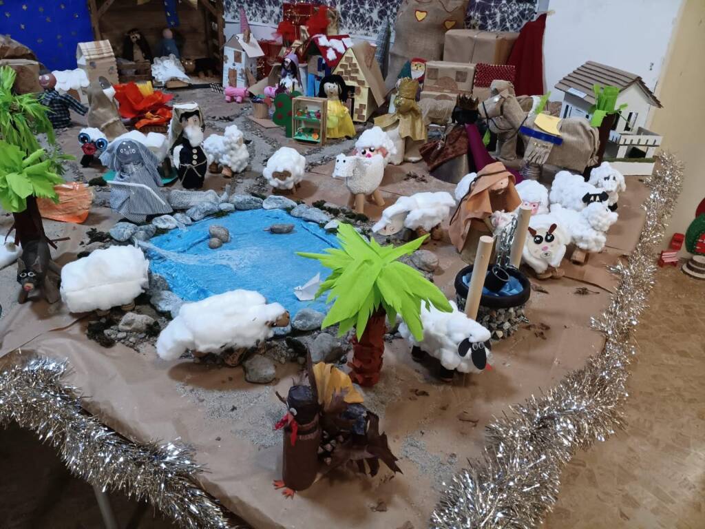 Il presepe "fatto a casa" all'asilo di Crenna