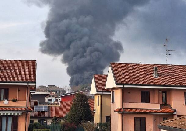 Incendio a Caronno Pertusella