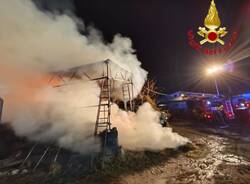 Incendio nella notte ad Azzio, in fiamme una cascina