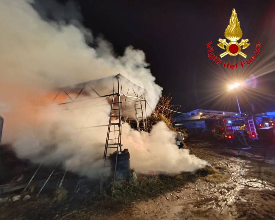 Incendio nella notte ad Azzio, in fiamme una cascina