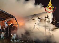 Incendio nella notte ad Azzio, in fiamme una cascina