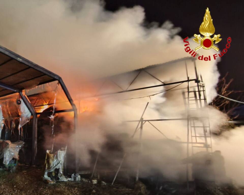Incendio nella notte ad Azzio, in fiamme una cascina