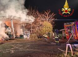 Incendio nella notte ad Azzio, in fiamme una cascina