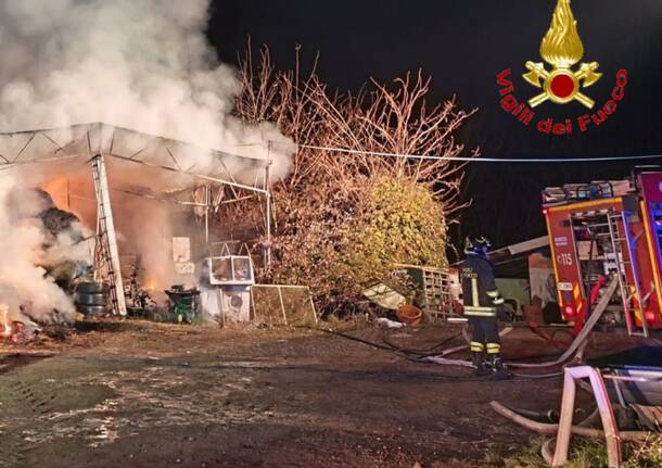 Incendio nella notte ad Azzio, in fiamme una cascina