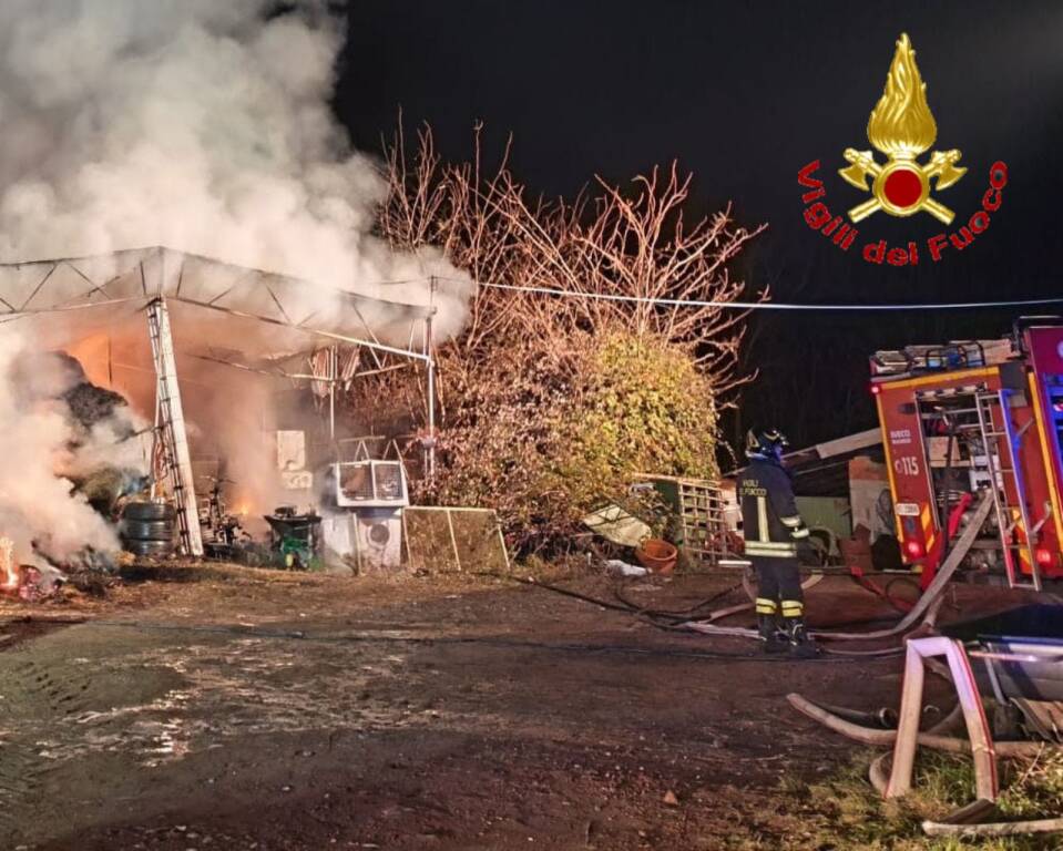 Incendio nella notte ad Azzio, in fiamme una cascina