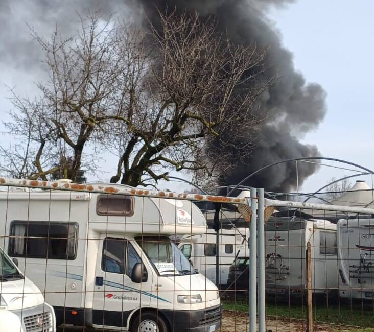 Incendio rimessaggio camper a Caronno Pertusella