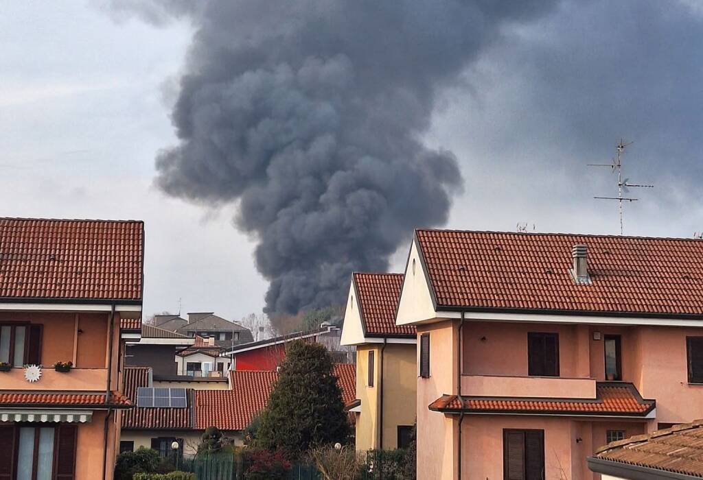 Incendio rimessaggio camper a Caronno Pertusella