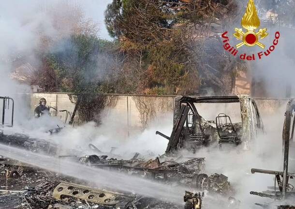 Incendio rimessaggio camper a Caronno Pertusella