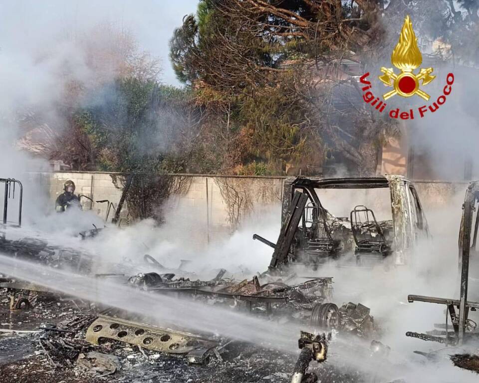 Incendio rimessaggio camper a Caronno Pertusella