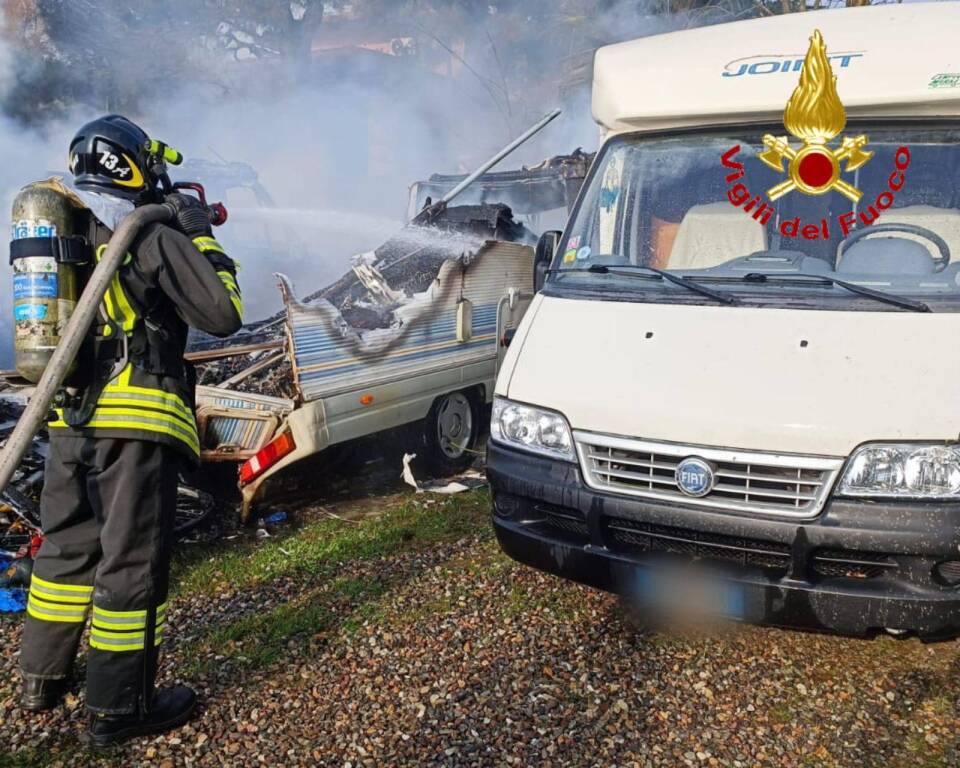 Incendio rimessaggio camper a Caronno Pertusella