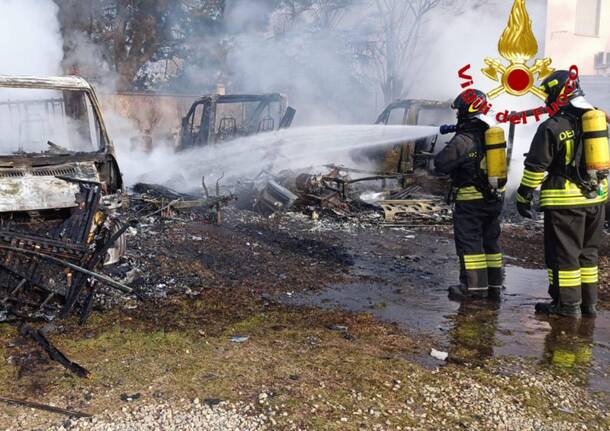 Incendio in un rimessaggio dei camper a Caronno Pertusella
