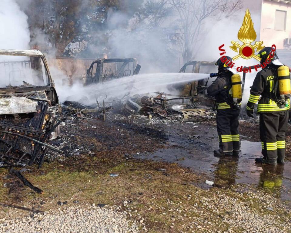 Incendio rimessaggio camper a Caronno Pertusella