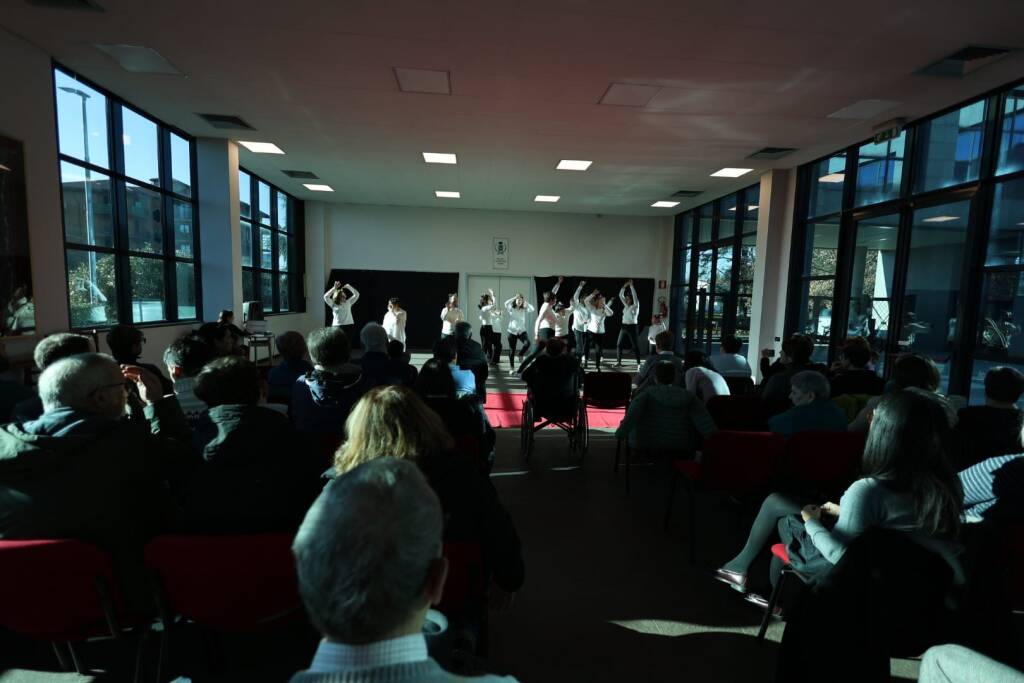 la "prima" dello spettacolo dell'associazione di volontariato Camminiamo Insieme.