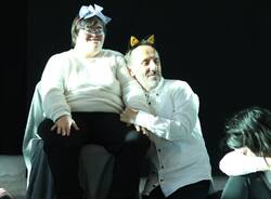 la "prima" dello spettacolo dell'associazione di volontariato Camminiamo Insieme.