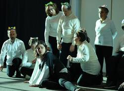 la "prima" dello spettacolo dell'associazione di volontariato Camminiamo Insieme.