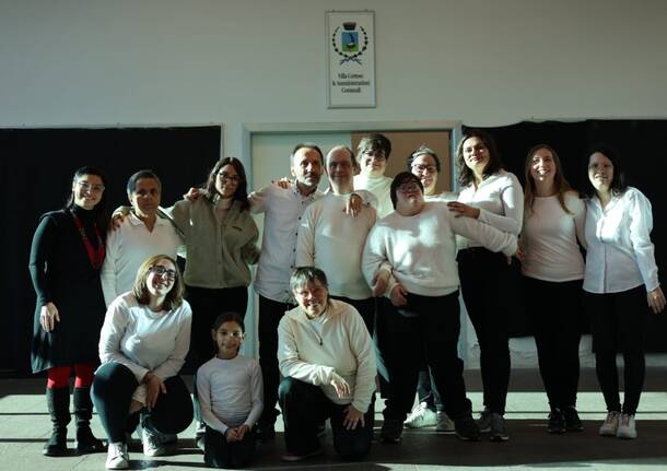 la "prima" dello spettacolo dell'associazione di volontariato Camminiamo Insieme.