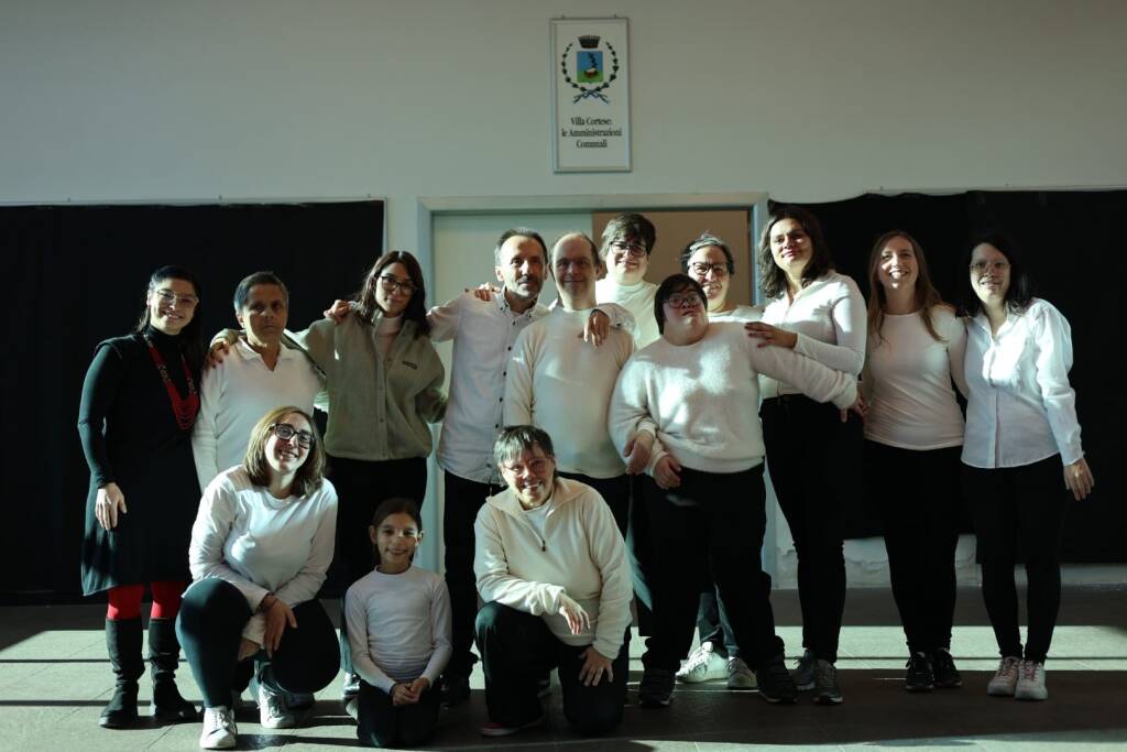 la "prima" dello spettacolo dell'associazione di volontariato Camminiamo Insieme.