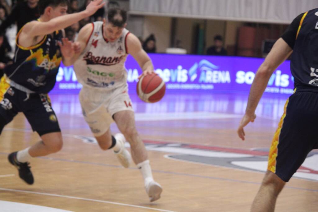 La sfida tra Legnano Basket  e Fiorenzuola - Foto di Bernasconi 