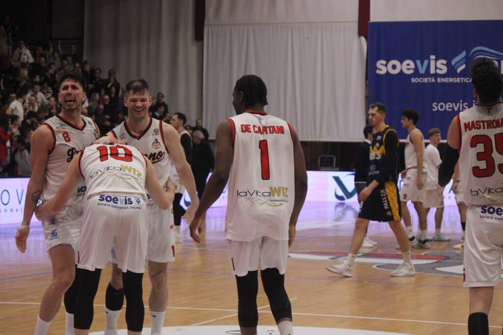 La sfida tra Legnano Basket  e Fiorenzuola - Foto di Bernasconi 