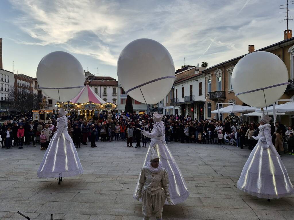Legnano da "sold out" per l'Immacolata con le "bianche mongolfiere" per le vie del centro