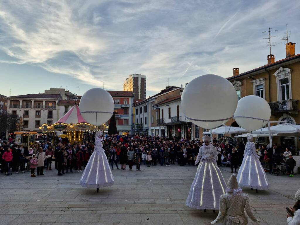 Legnano da "sold out" per l'Immacolata con le "bianche mongolfiere" per le vie del centro