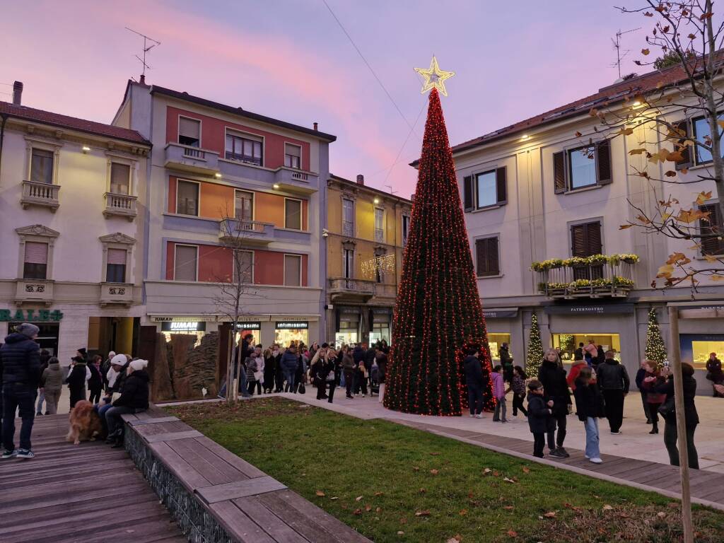 Legnano da "sold out" per l'Immacolata con le "bianche mongolfiere" per le vie del centro