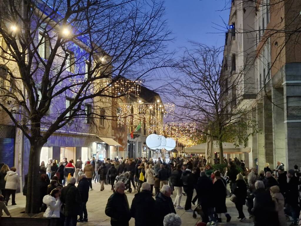 Legnano da "sold out" per l'Immacolata con le "bianche mongolfiere" per le vie del centro