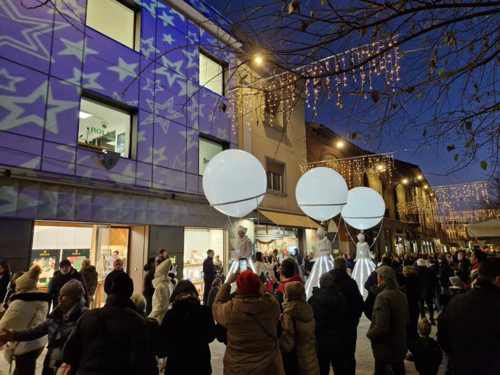 Legnano da "sold out" per l'Immacolata con le "bianche mongolfiere" per le vie del centro