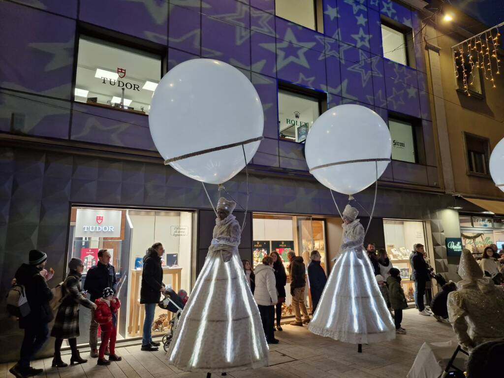 Legnano da "sold out" per l'Immacolata con le "bianche mongolfiere" per le vie del centro