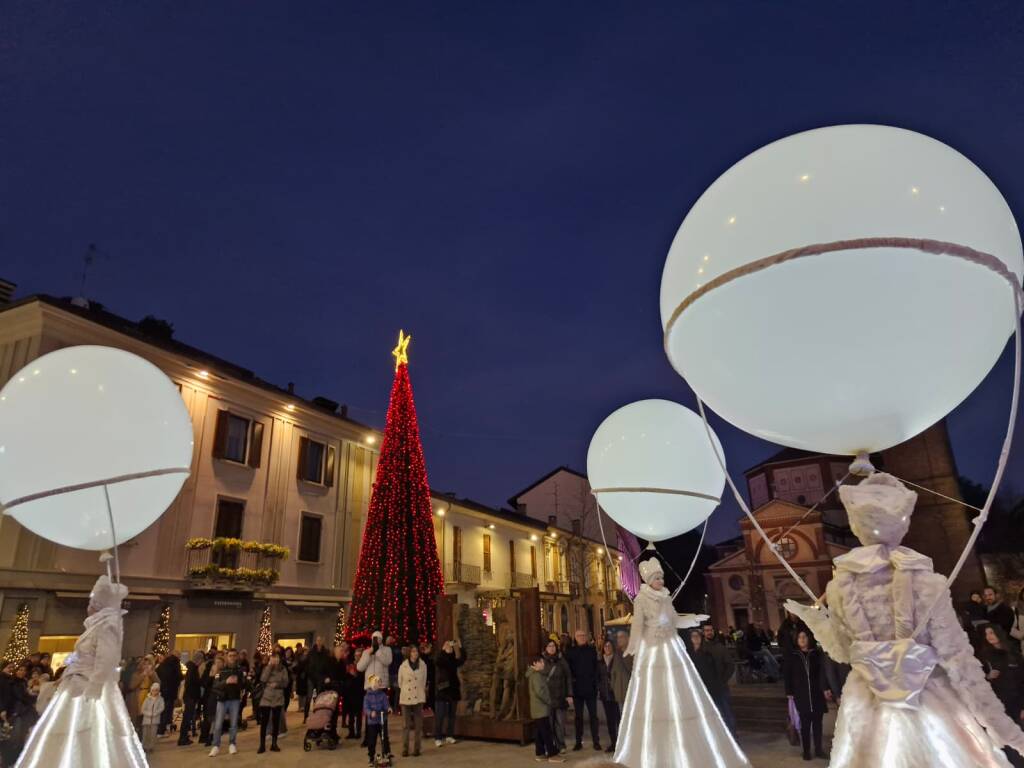 Legnano da "sold out" per l'Immacolata con le "bianche mongolfiere" per le vie del centro