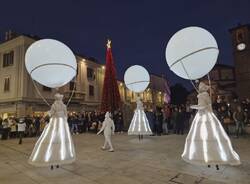 Legnano da "sold out" per l'Immacolata con le "bianche mongolfiere" per le vie del centro