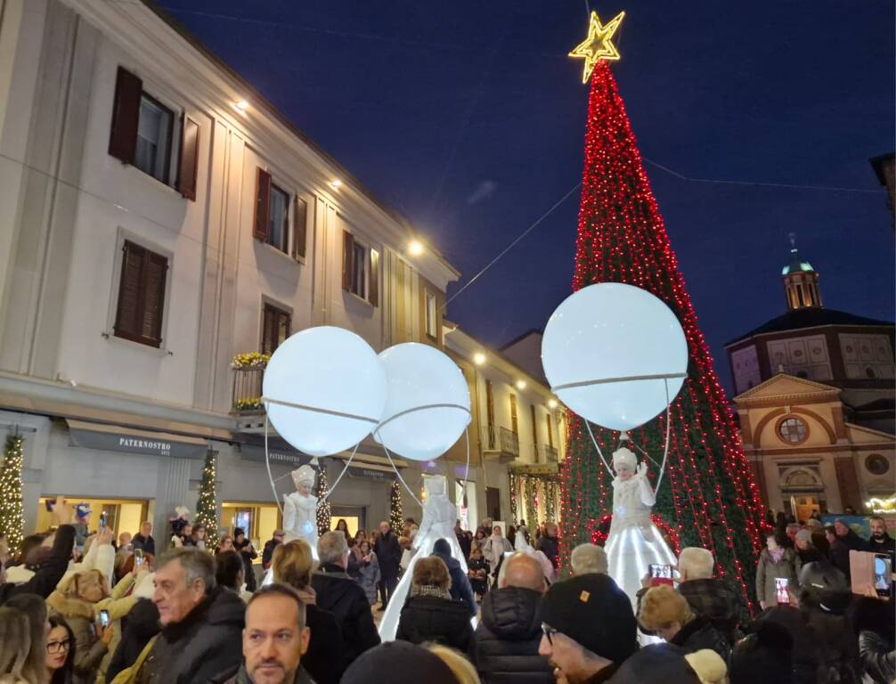 Legnano da "sold out" per l'Immacolata con le "bianche mongolfiere" per le vie del centro