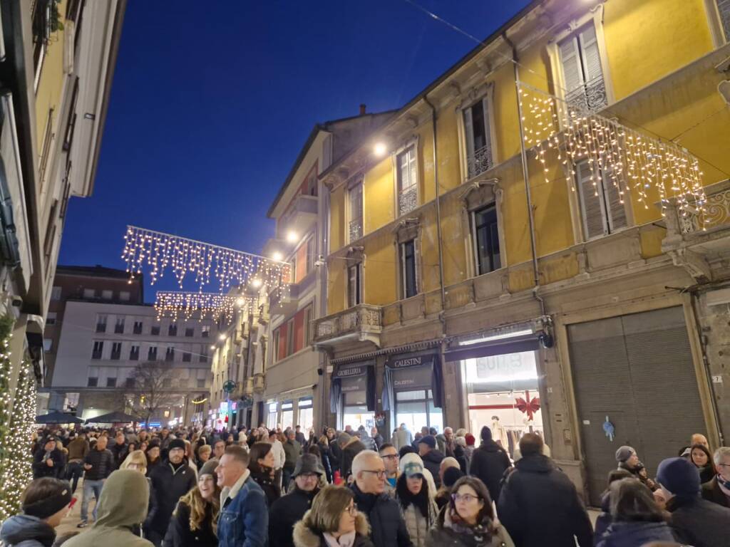 Legnano da "sold out" per l'Immacolata con le "bianche mongolfiere" per le vie del centro
