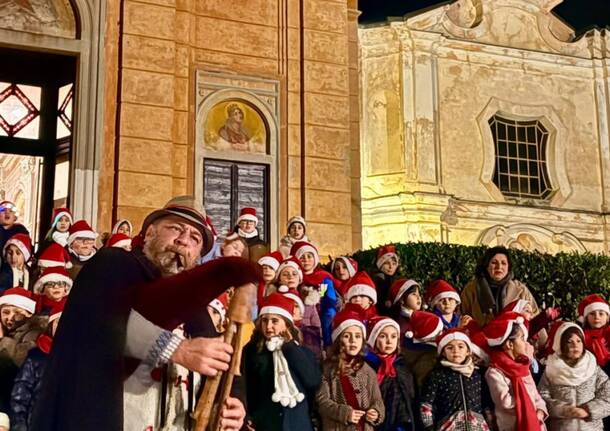 Il corteo natalizio dei bambini della Settebrini a Velate