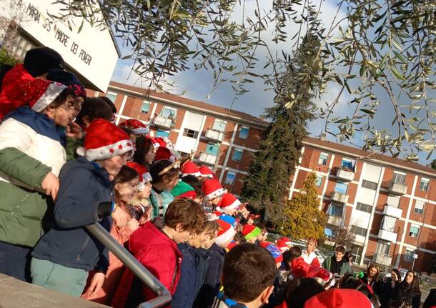I bambini della IV Novembre cantano il Natale per le vie di San Fermo