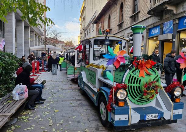 Pive, trenino e panettoni per tutti i gusti: il Natale colora il centro di Legnano