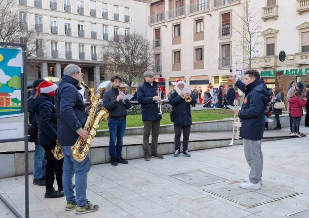 Pive, trenino e panettoni per tutti i gusti: il Natale colora il centro di Legnano