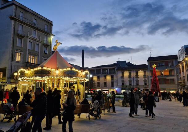 Pive, trenino e panettoni per tutti i gusti: il Natale colora il centro di Legnano