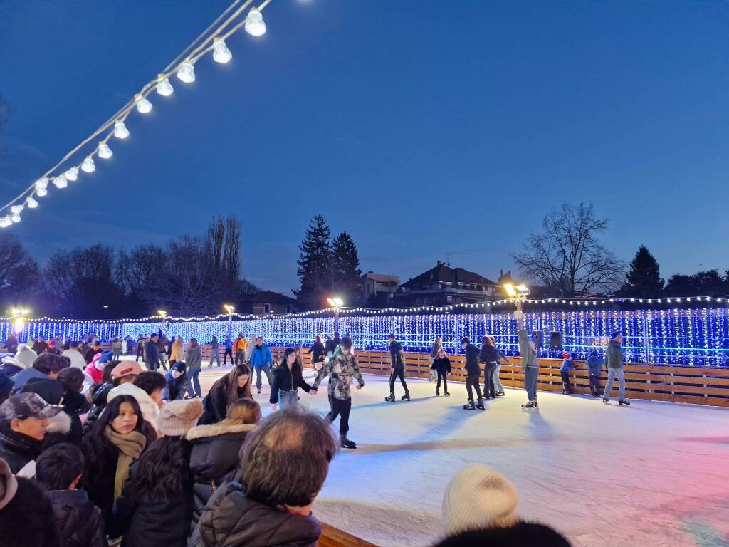 Pive, trenino e panettoni per tutti i gusti: il Natale colora il centro di Legnano