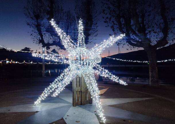 Al tramonto si illumina il Lago Maggiore