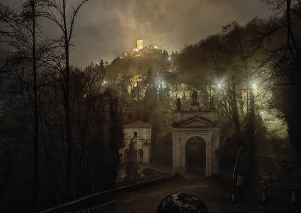 sacro. onte di varese nella nebbia foto di Daniele Decorato