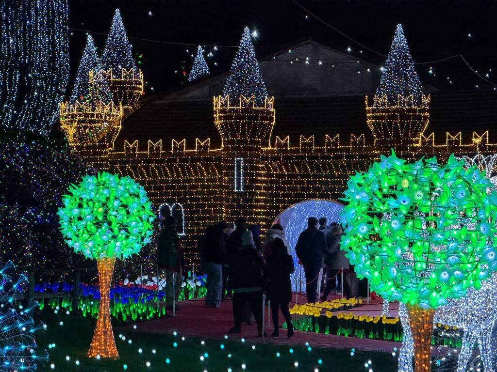 Si accendono le lucine di Natale di Leggiuno